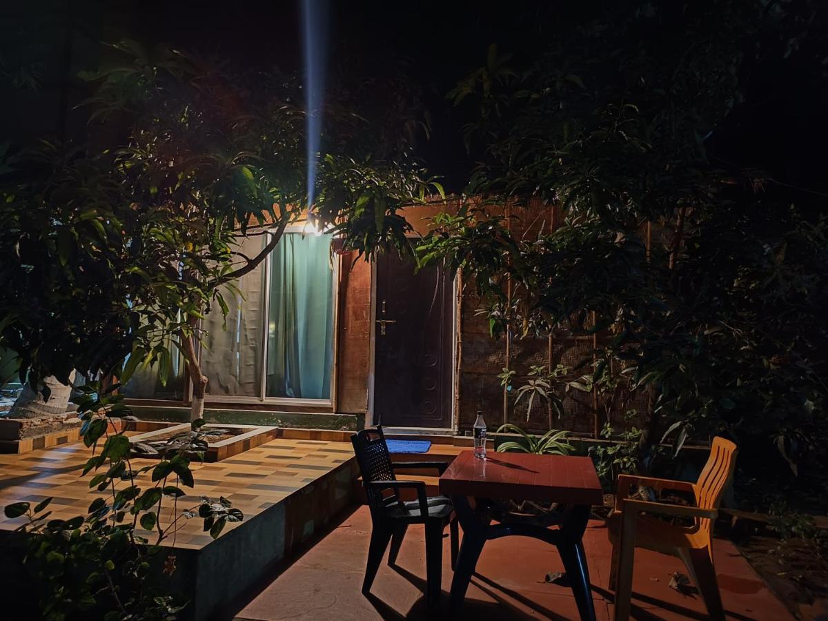 Lotus Riya Home Stay Hampi Bagian luar foto